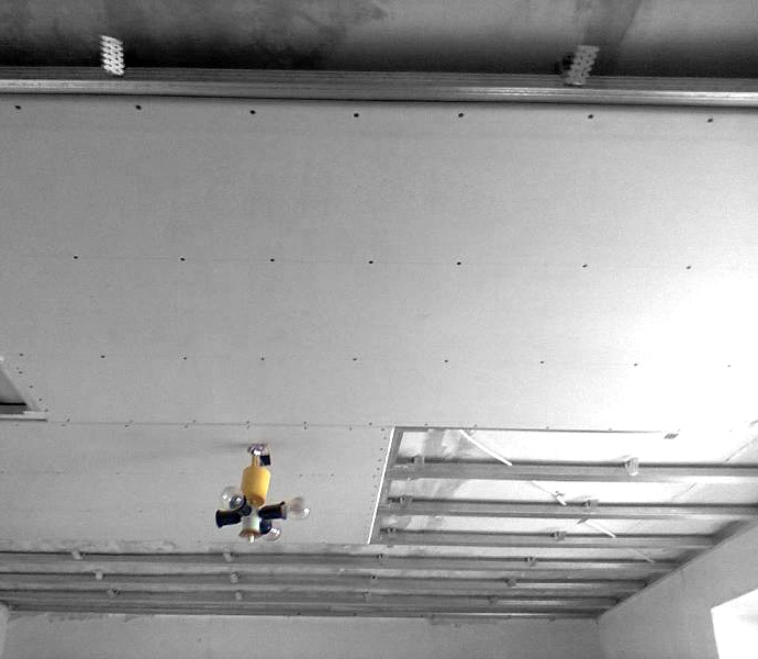 Металлический каркас на потолке