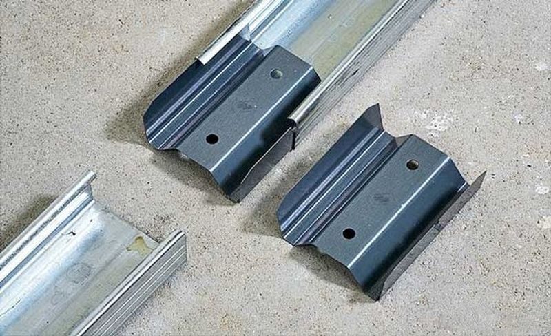 Металлический элемент для удлинения профилей