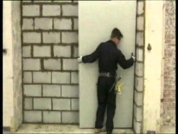 Клеим лист к стене