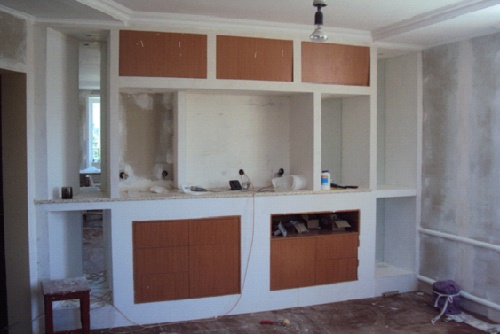 Шкаф с крашеными дверцами