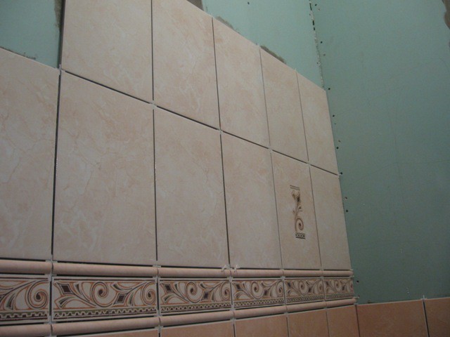 oblitsovka-sten-keramicheskoy-plitkoy-na-kleyu