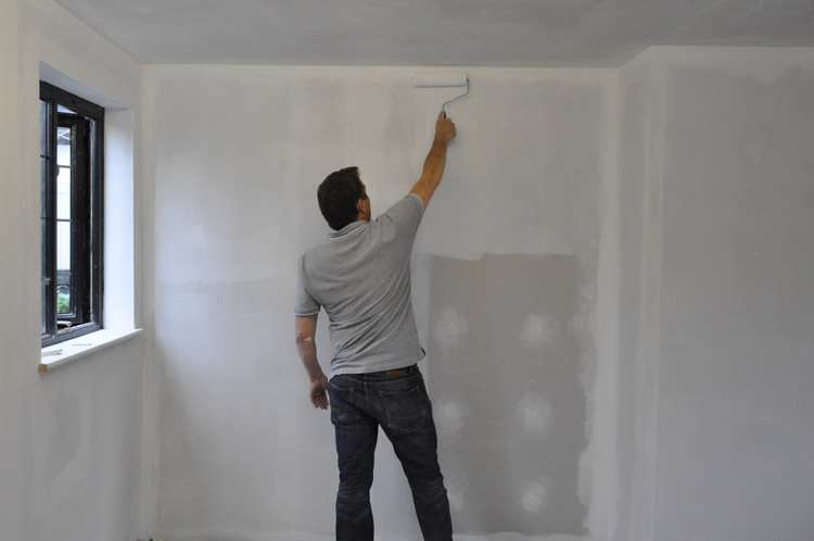 rollering_primer_onto_the_wall_big